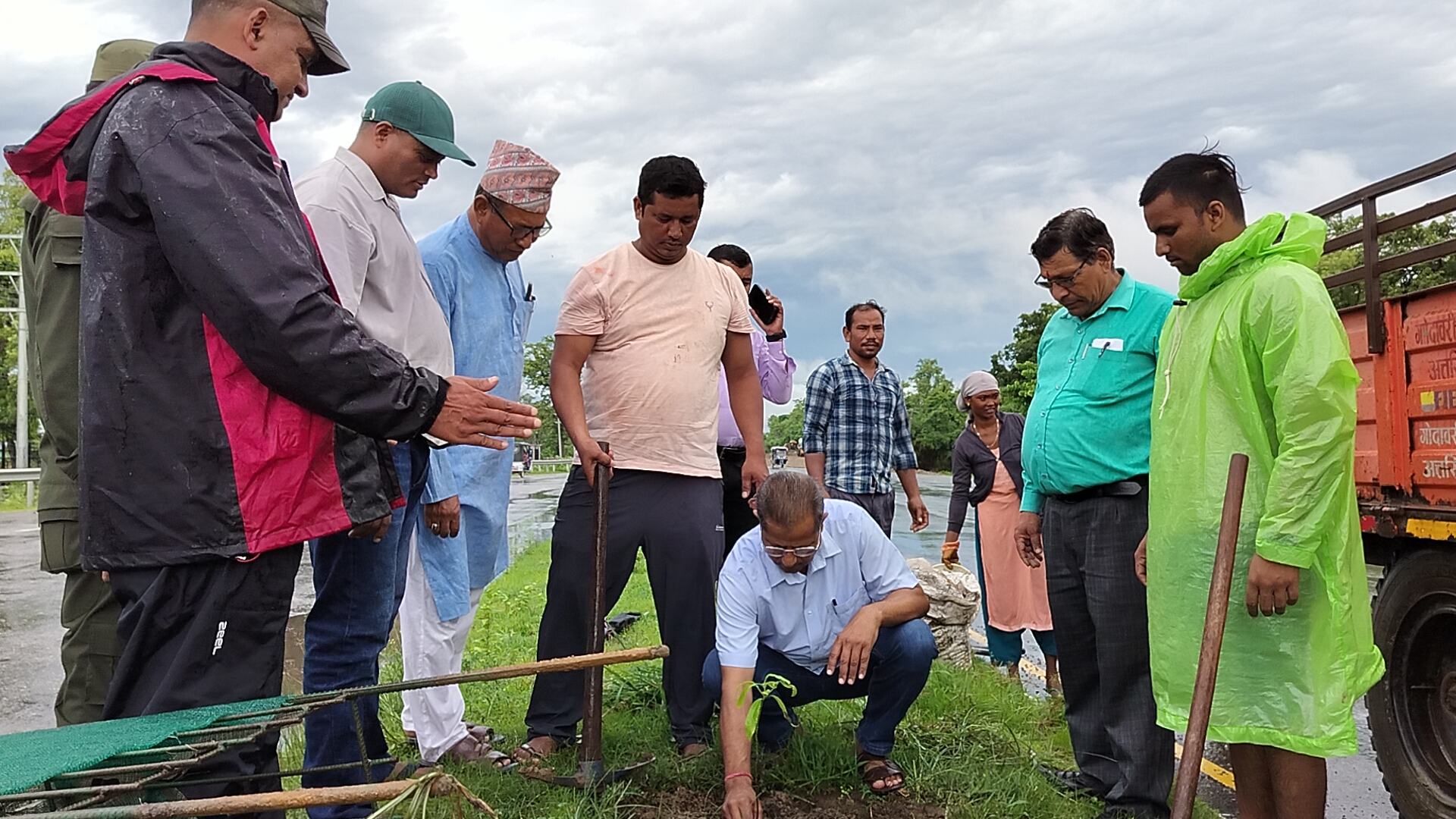 अत्तरिया- धनगढी सडक खण्डको खाली भागमा पुन : बृक्षारोपण काम  शुरु